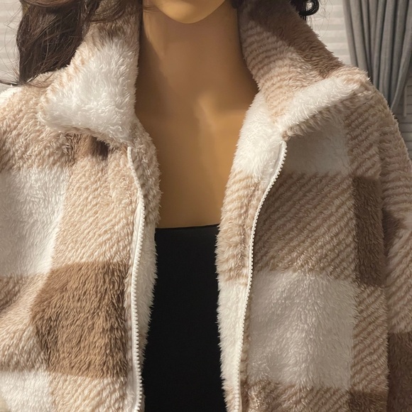 Women’s Drop Shoulder Crop Plush Coat Size M - Picture 8 of 15
